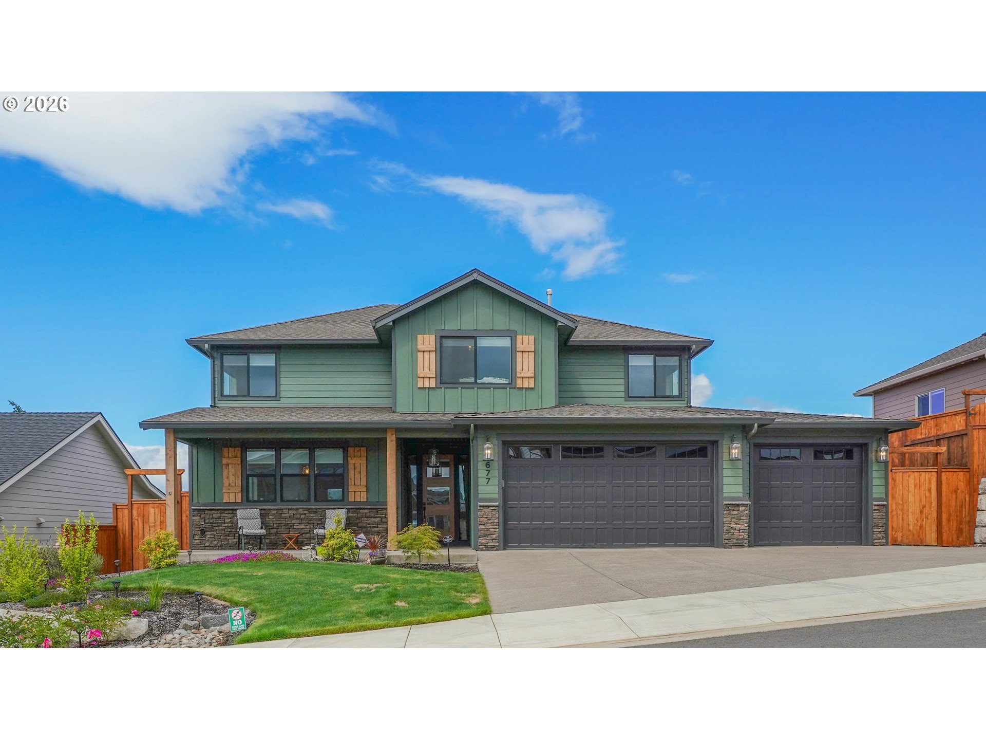 677 NW CRATER LAKE DR