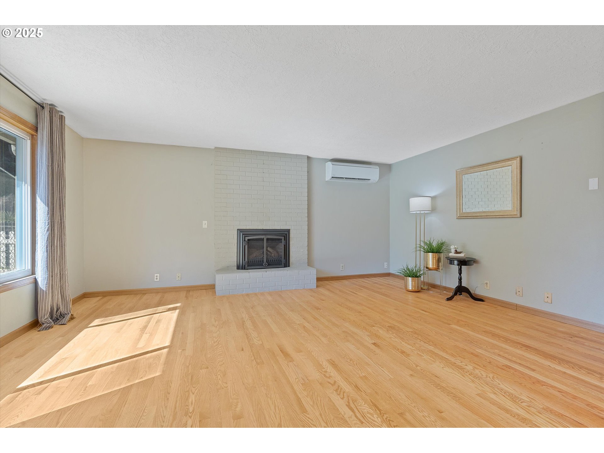 211 MAIN ST