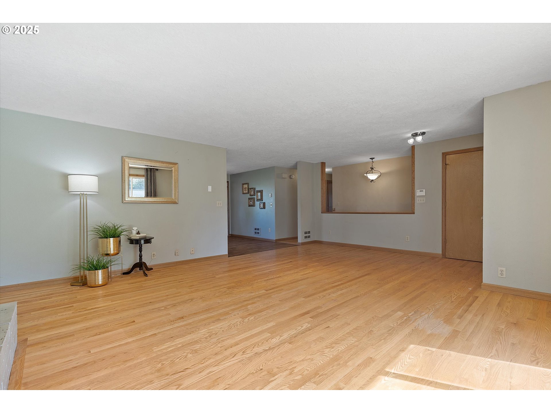 211 MAIN ST