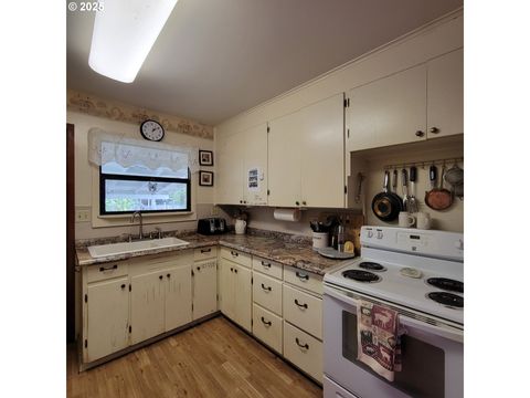 Tiny photo for 48386 Jasper Dr, Oakridge, OR 97463 (MLS # 318742834)