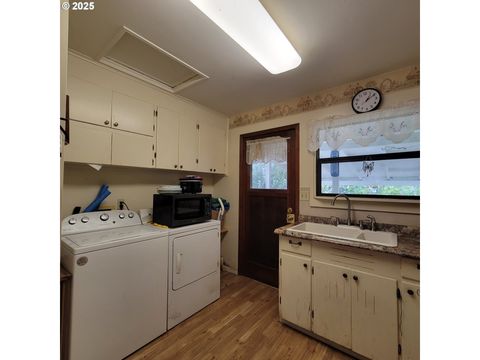 Tiny photo for 48386 Jasper Dr, Oakridge, OR 97463 (MLS # 318742834)