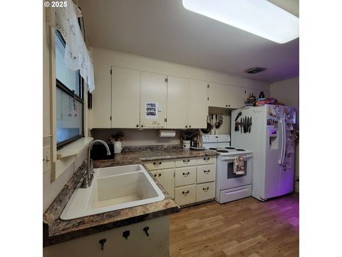 Tiny photo for 48386 Jasper Dr, Oakridge, OR 97463 (MLS # 318742834)
