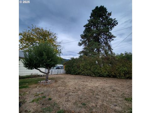 Tiny photo for 48386 Jasper Dr, Oakridge, OR 97463 (MLS # 318742834)