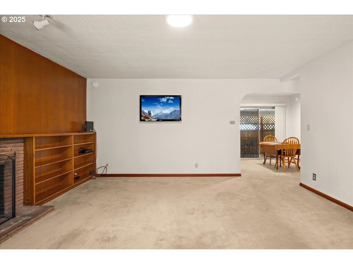 1611 CAMINO DR