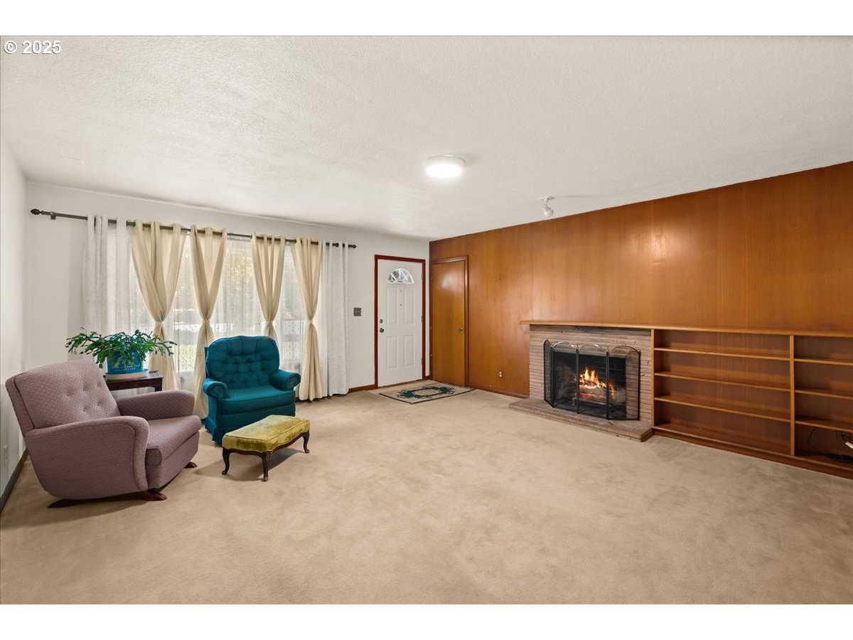 1611 CAMINO DR