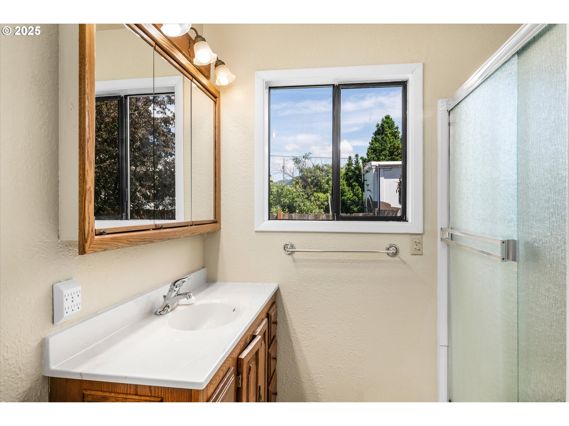 Oakridge, Oregon 97463, United States, 3 Bedrooms Bedrooms, ,2 BathroomsBathrooms,Residential,Active,137819