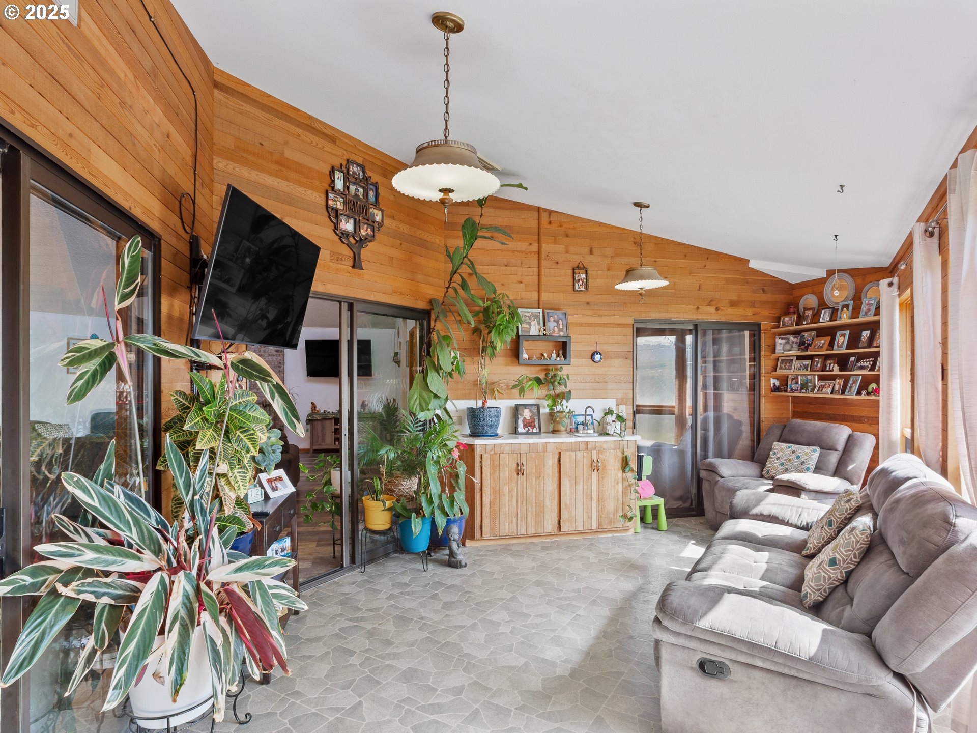 The Dalles, Oregon 97058, United States, 3 Bedrooms Bedrooms, ,2 BathroomsBathrooms,Residential,Active,219247