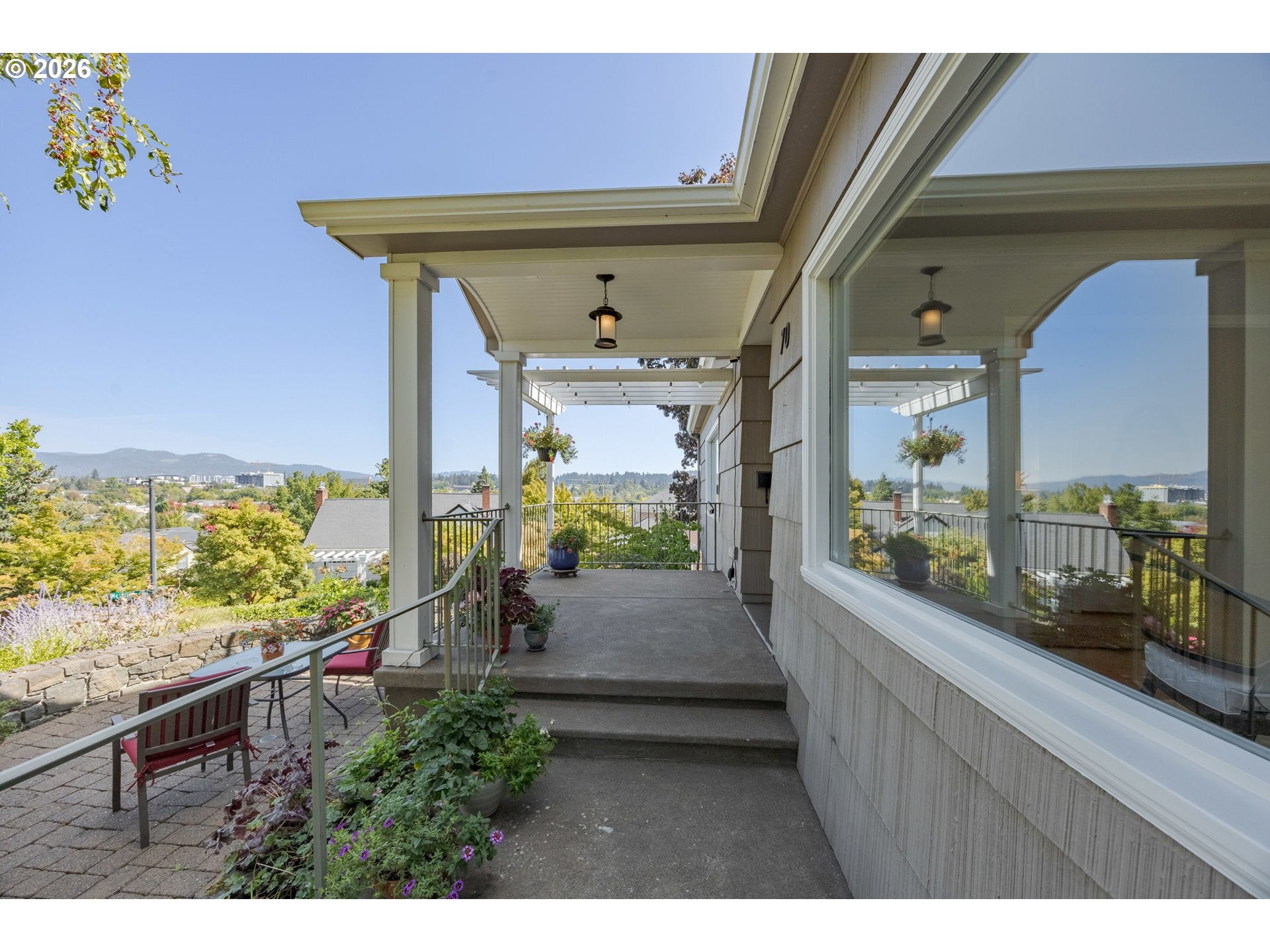70 Grand View DR