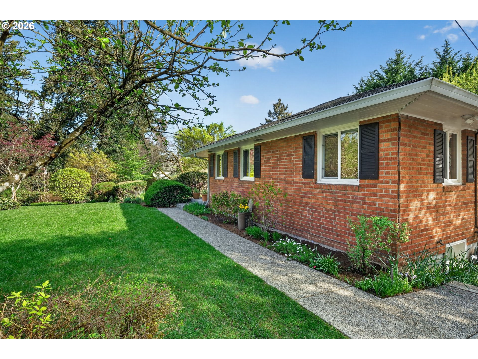 1620 SW MAPLECREST DR