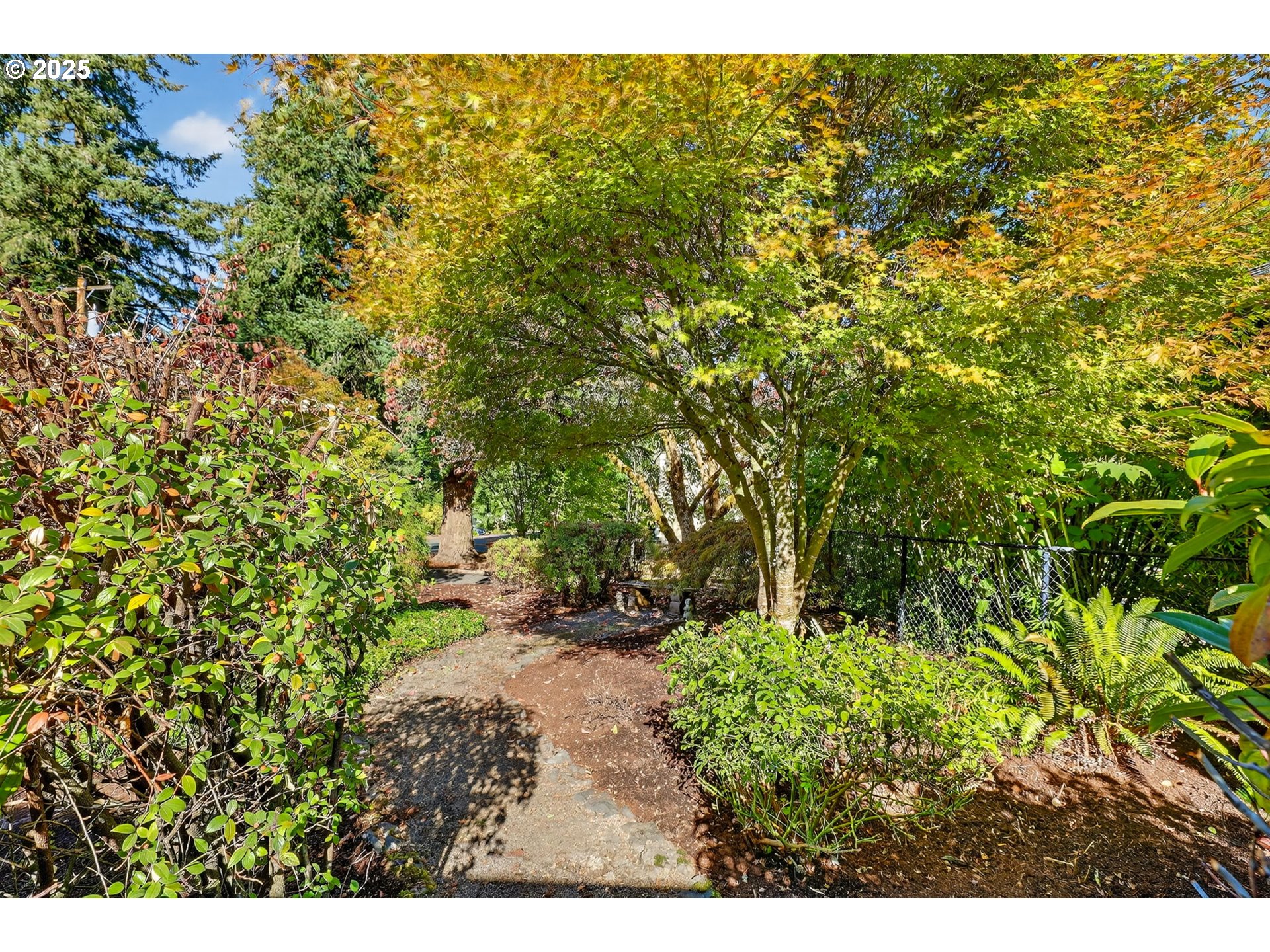 1620 SW MAPLECREST DR