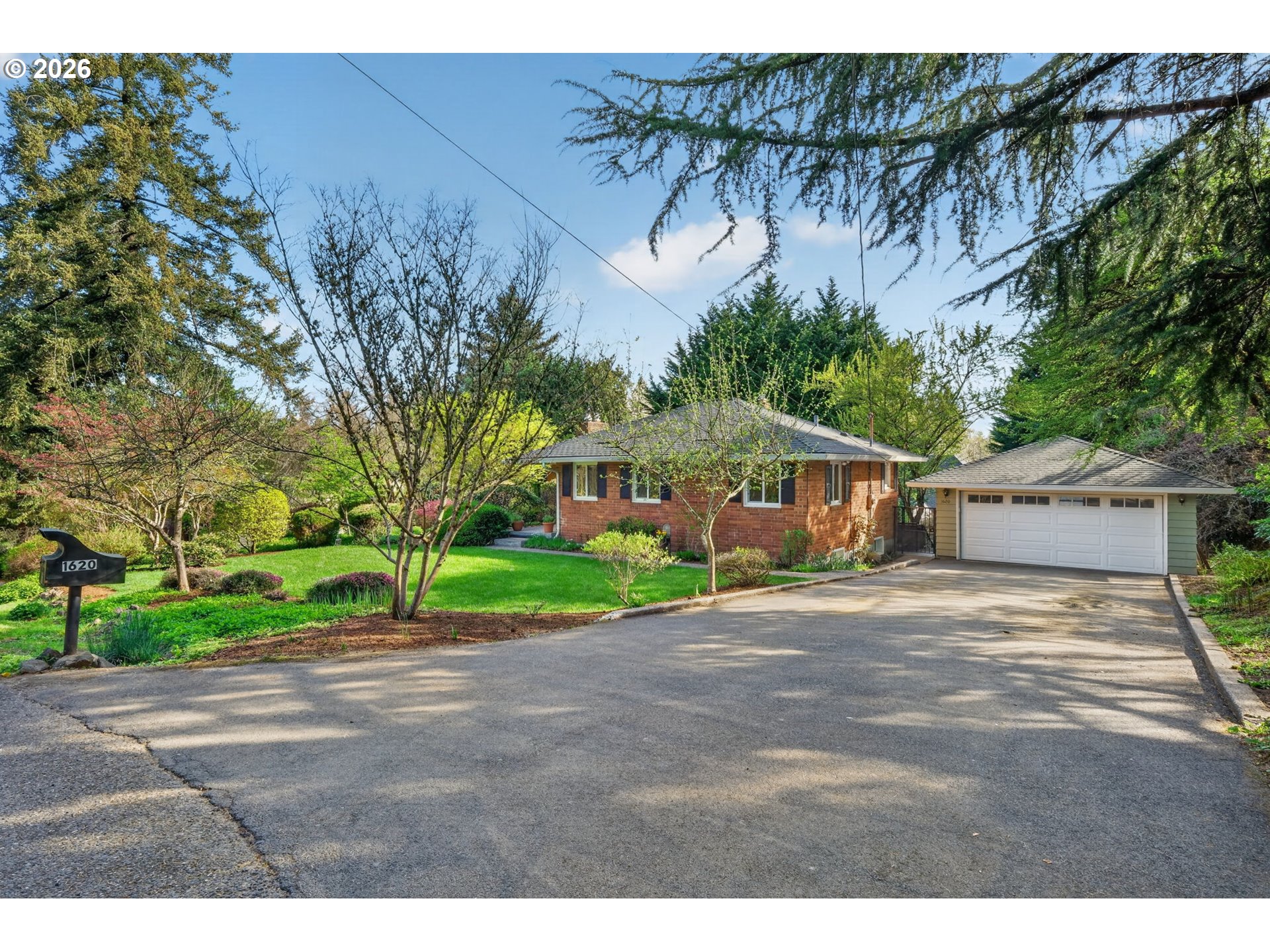1620 SW MAPLECREST DR
