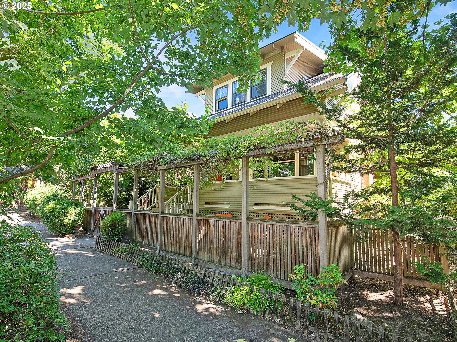 2116 NE 8TH AVE