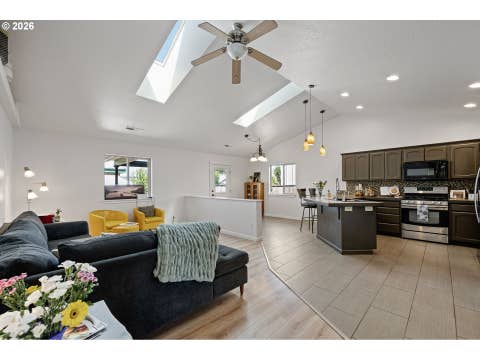 Tiny photo for 1373 Creswood Dr, Creswell, OR 97426 (MLS # 146411091)