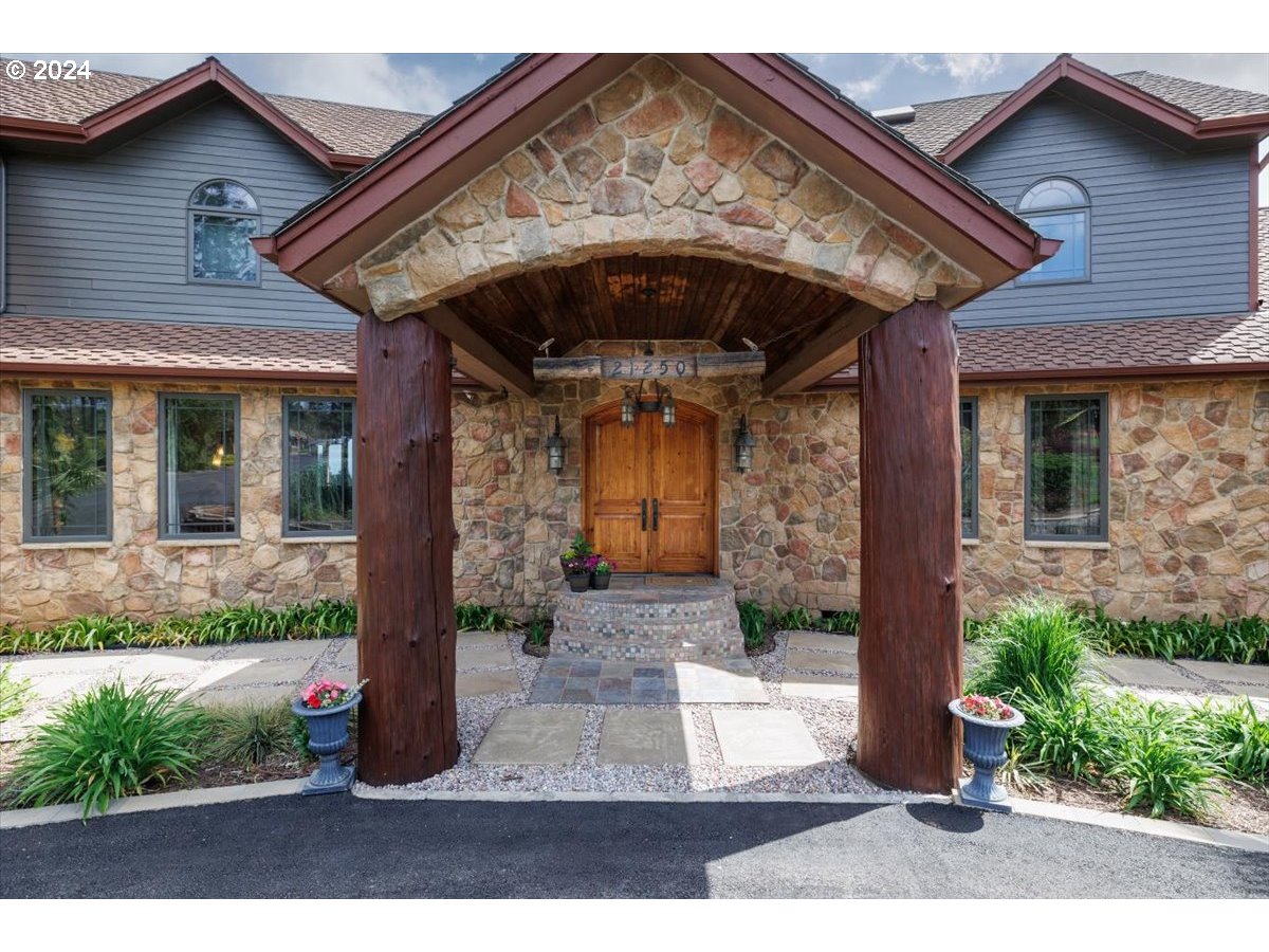 Newberg, Oregon 97132, United States, 4 Bedrooms Bedrooms, ,5 BathroomsBathrooms,Residential,Active,56980