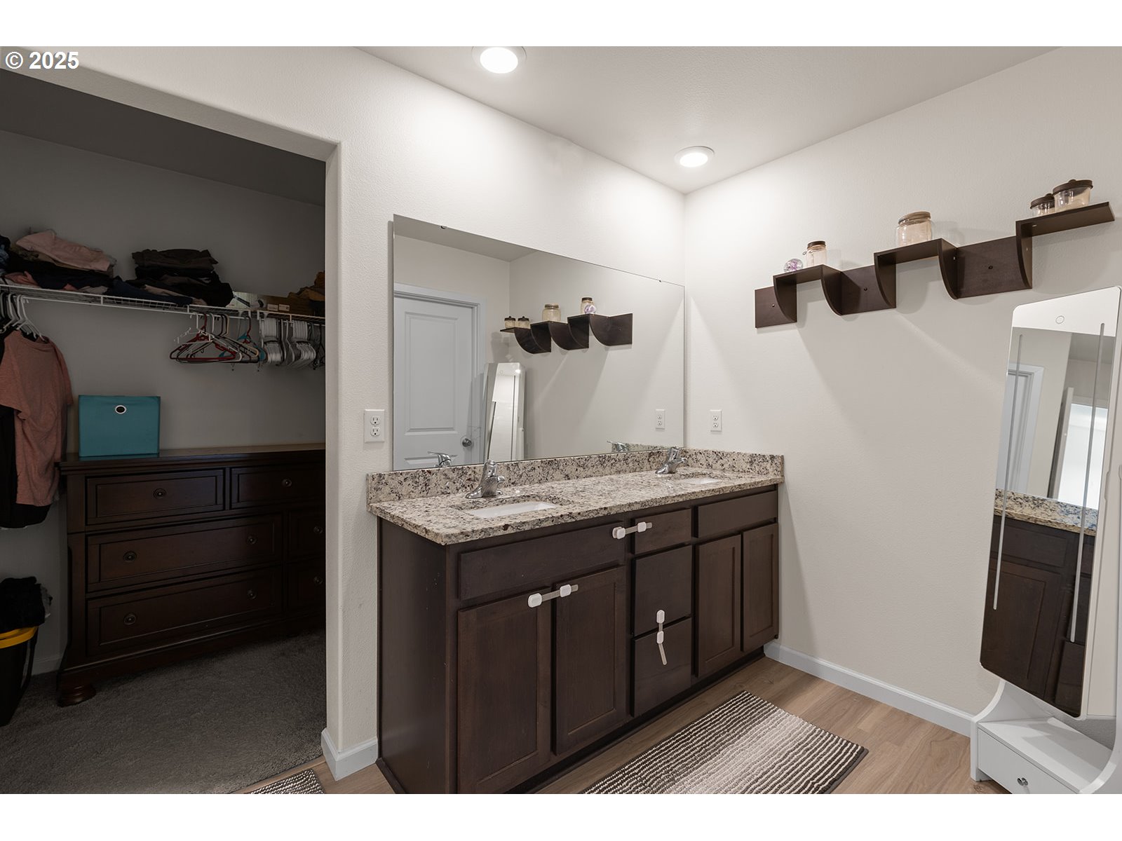 La Center, Washington 98629, United States, 5 Bedrooms Bedrooms, ,3 BathroomsBathrooms,Residential,Active,172192