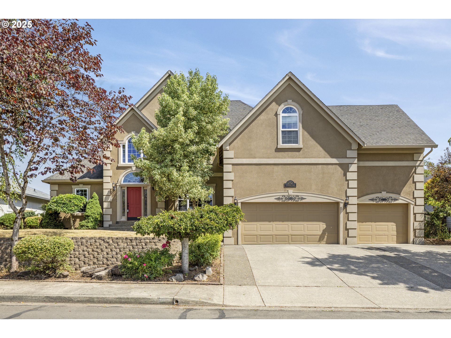 1252 E PIONEER LOOP