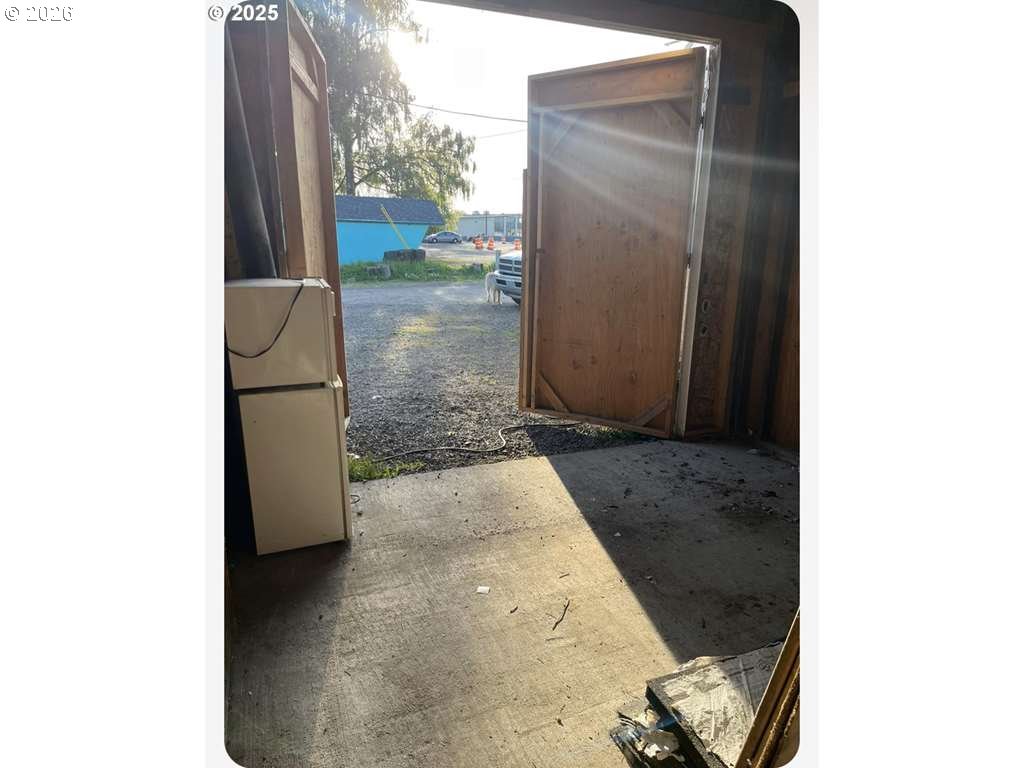 shop next to1590 Ivy