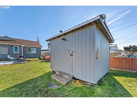 A home in Coos Bay