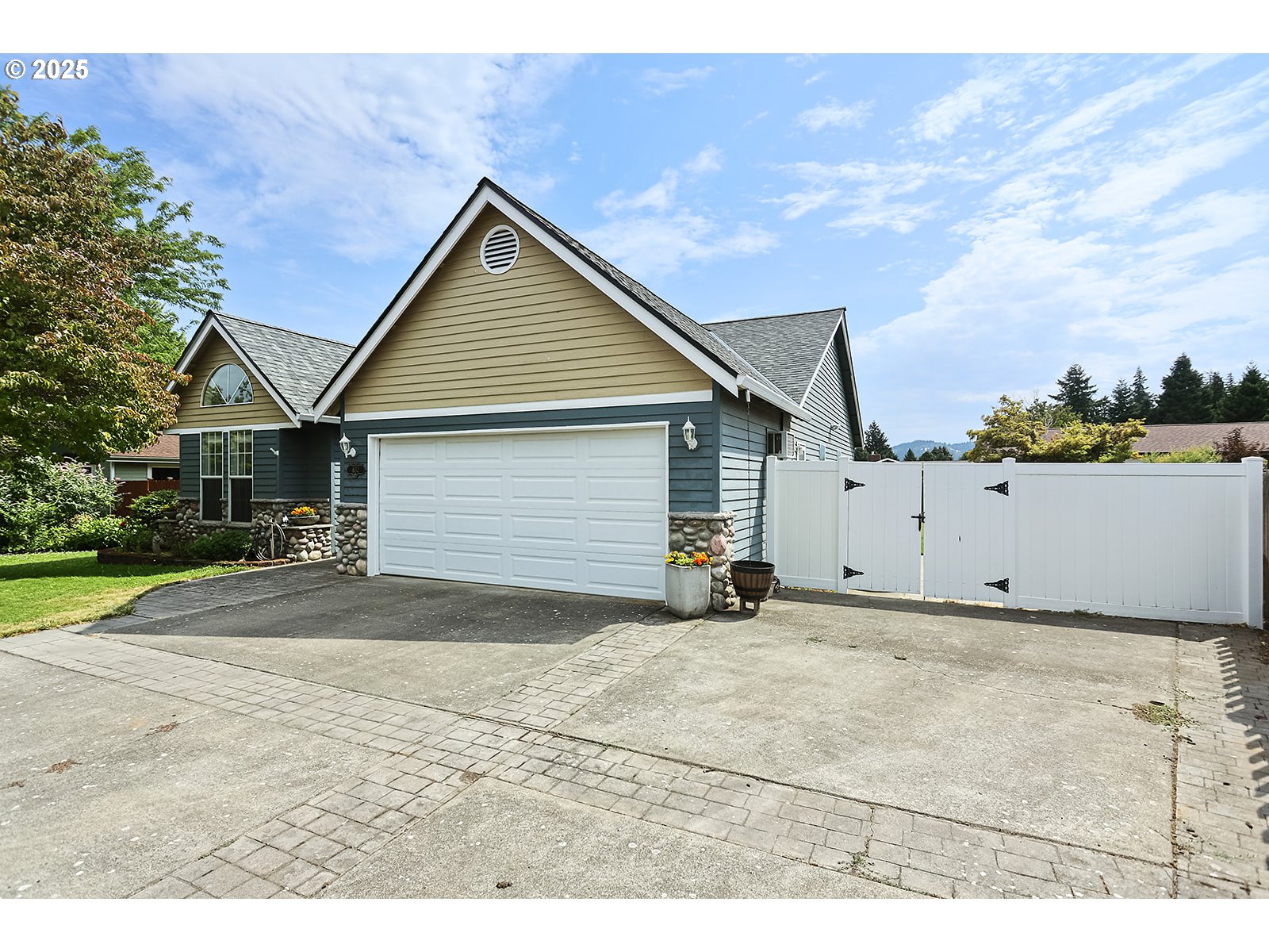 832 ADAMS LOOP