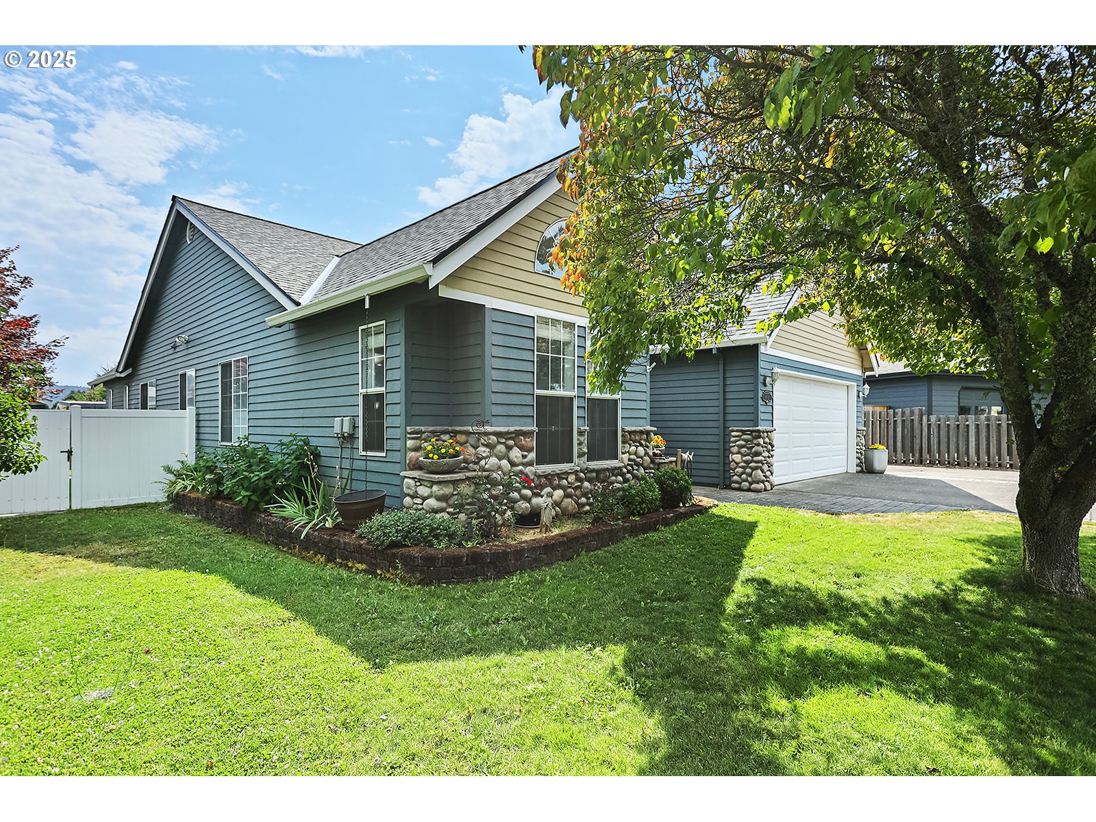 832 ADAMS LOOP