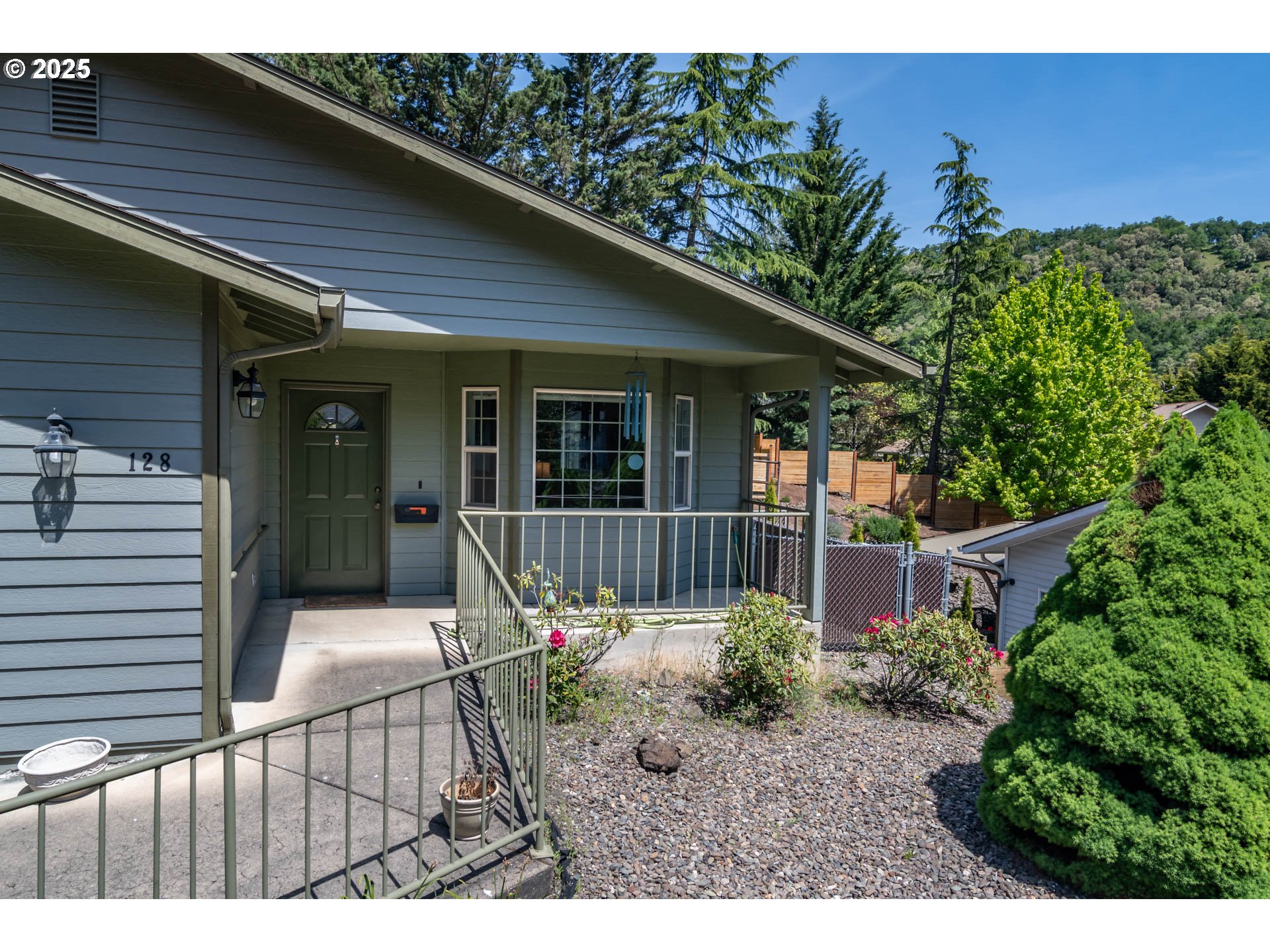 128 NW WOODROSE CT
