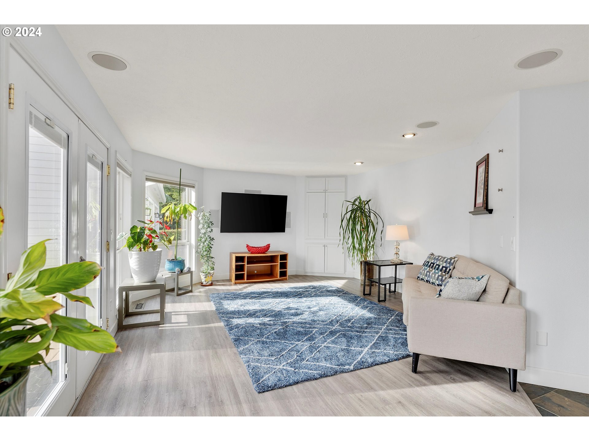 Newberg, Oregon 97132, United States, 4 Bedrooms Bedrooms, ,4 BathroomsBathrooms,Residential,Active,44014