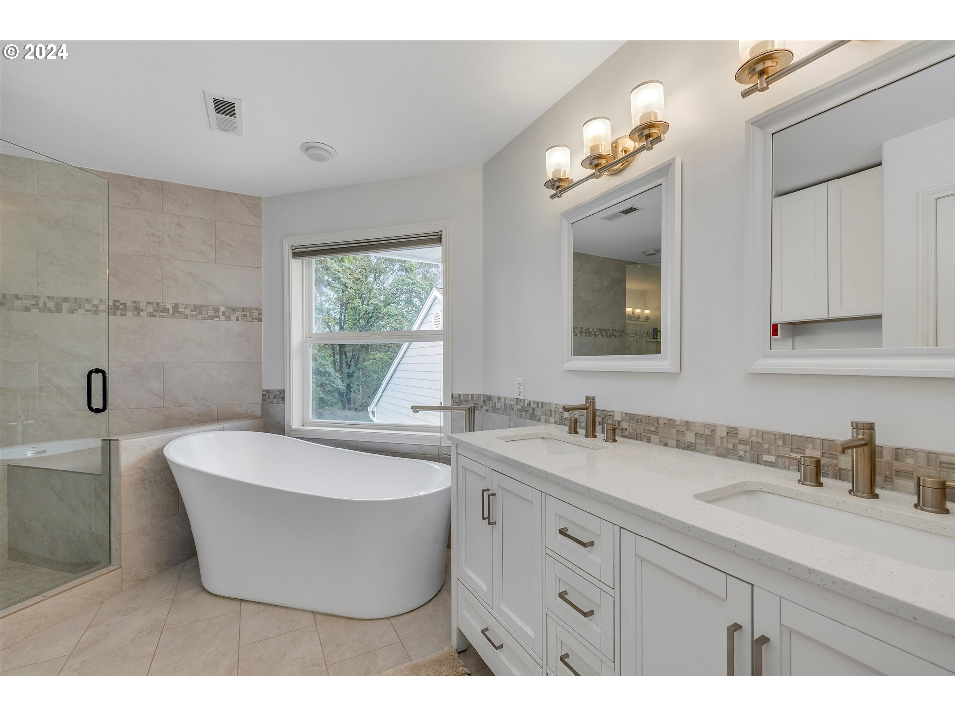 Newberg, Oregon 97132, United States, 4 Bedrooms Bedrooms, ,4 BathroomsBathrooms,Residential,Active,44014