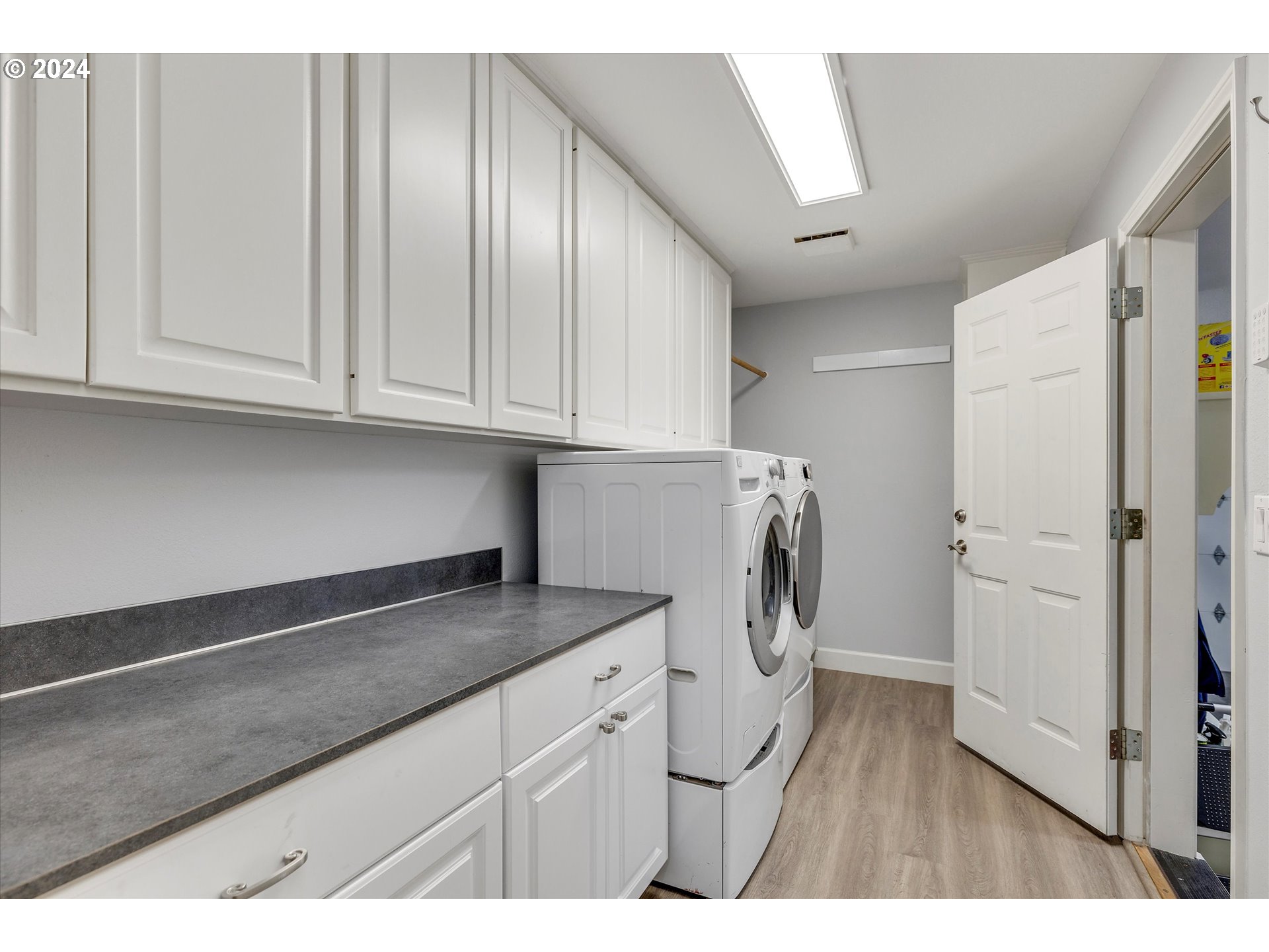 Newberg, Oregon 97132, United States, 4 Bedrooms Bedrooms, ,4 BathroomsBathrooms,Residential,Active,44014