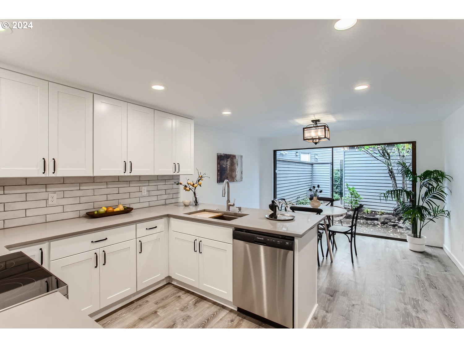 Lake Oswego, Oregon 97035, United States, 3 Bedrooms Bedrooms, ,3 BathroomsBathrooms,Residential,Active,38269