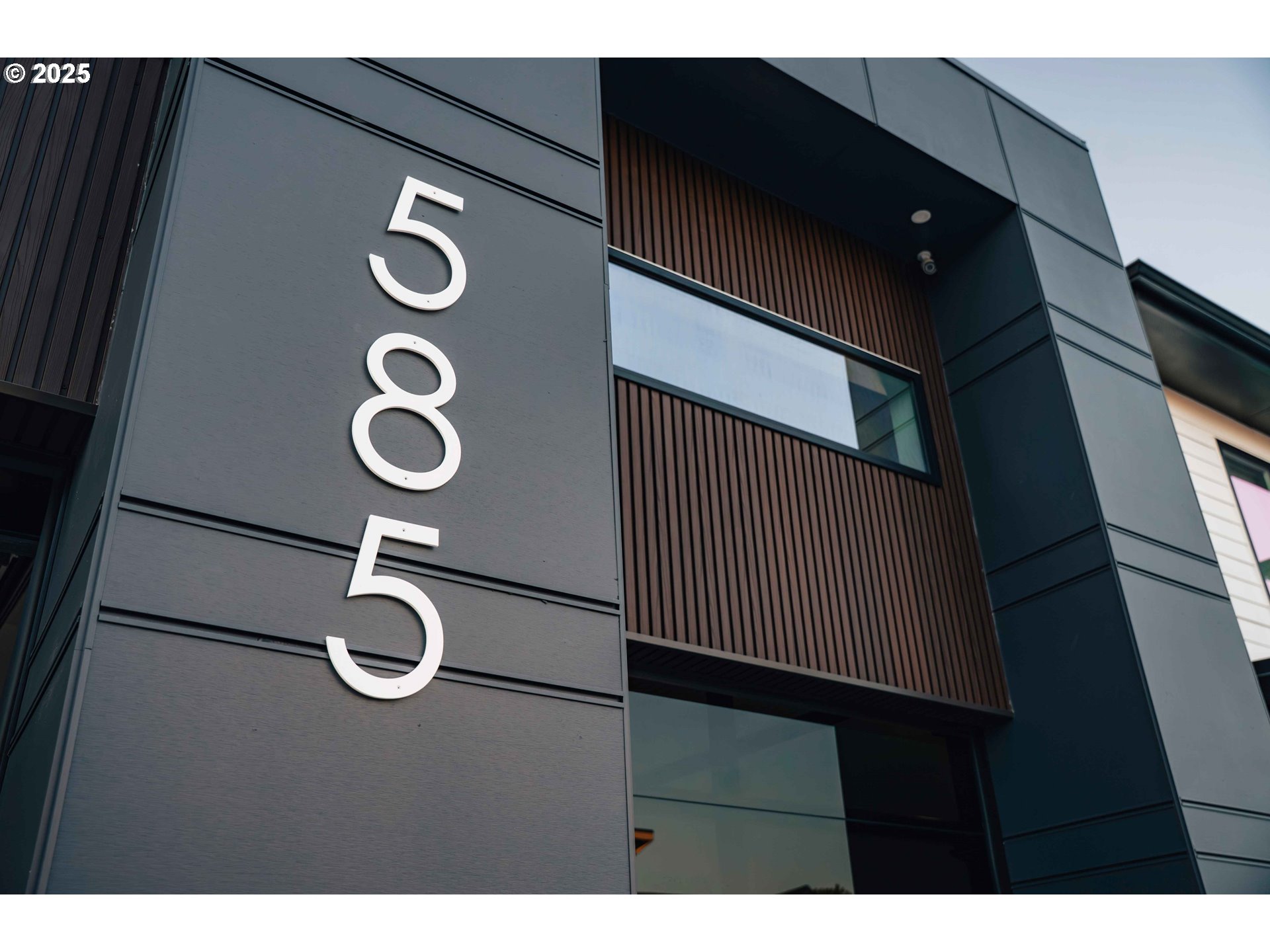 585 W U ST