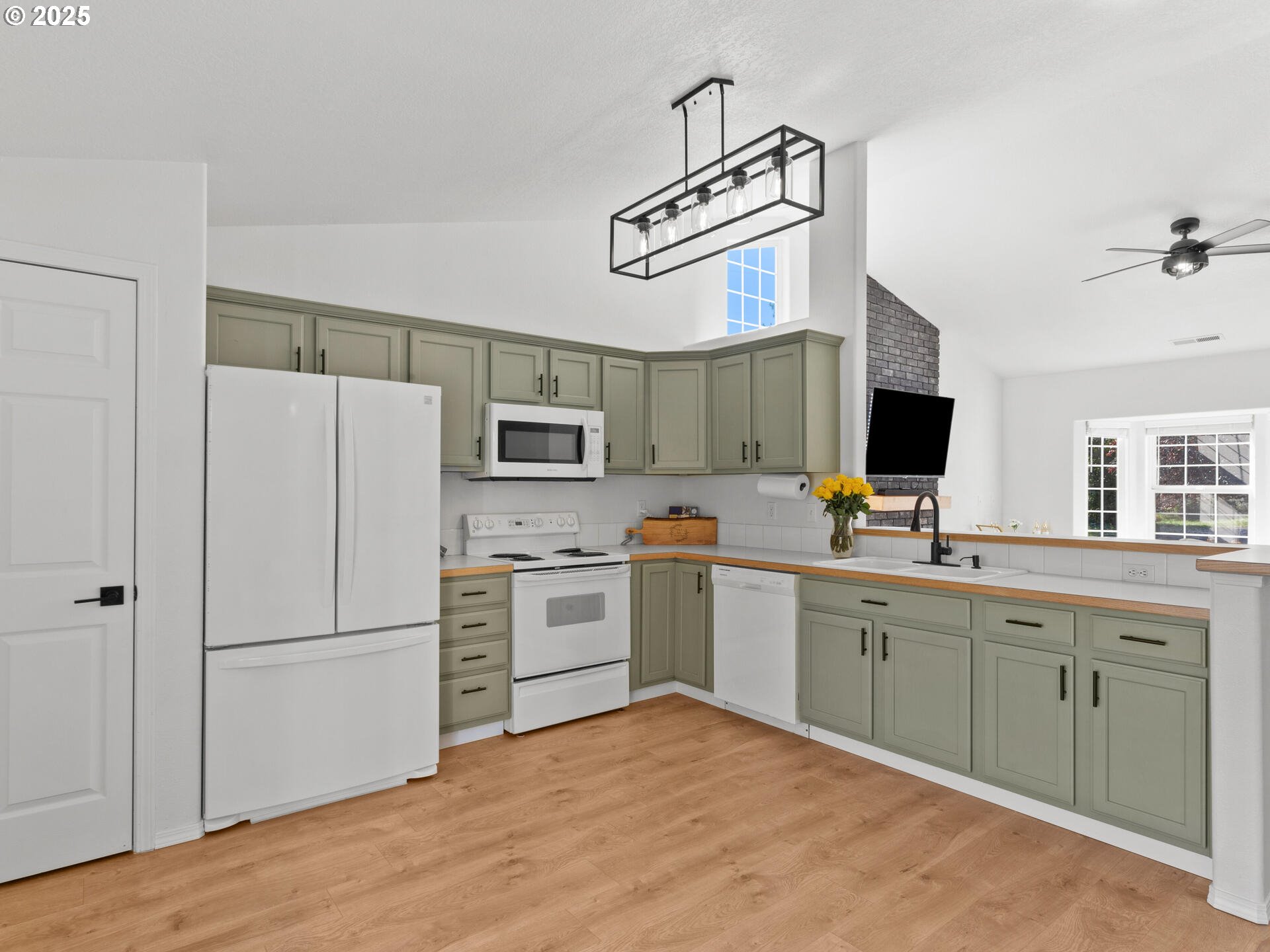 Washougal, Washington 98671, United States, 3 Bedrooms Bedrooms, ,2 BathroomsBathrooms,Residential,Pending,224652