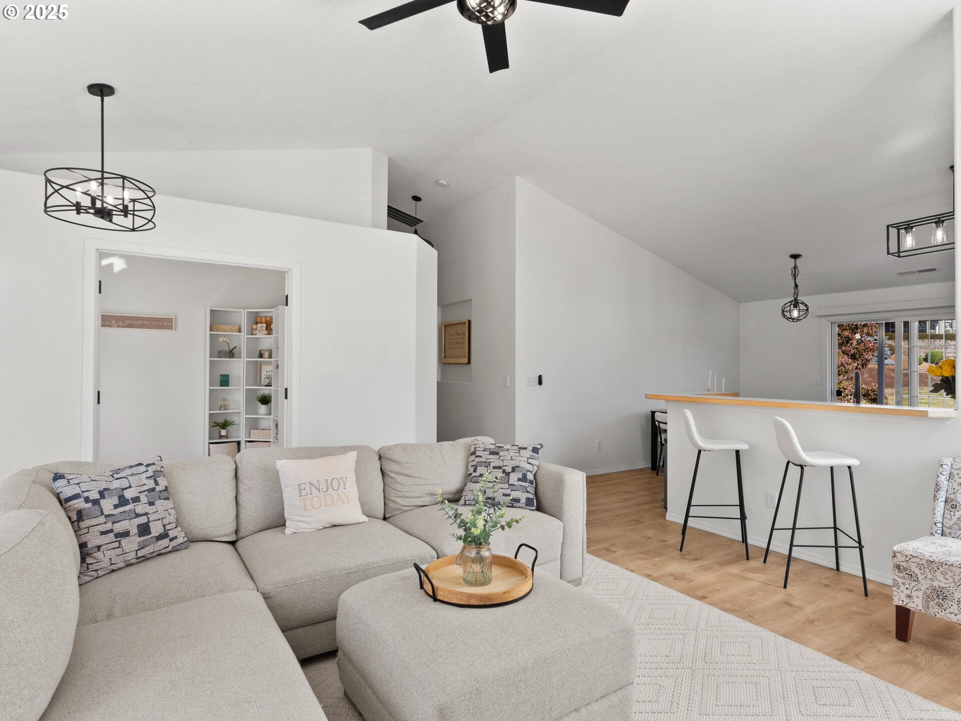 Washougal, Washington 98671, United States, 3 Bedrooms Bedrooms, ,2 BathroomsBathrooms,Residential,Pending,224652