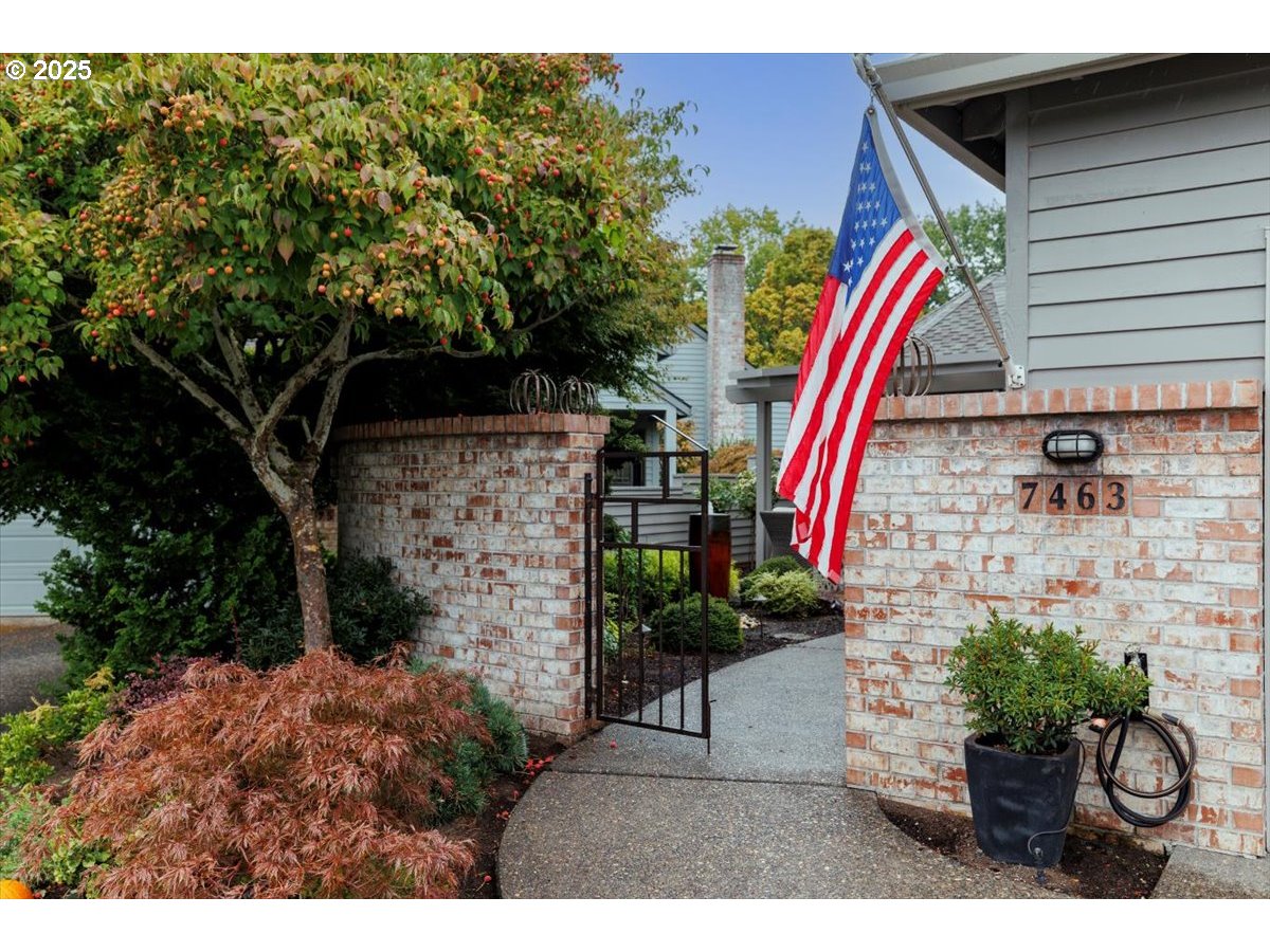 7463 SW LAKESIDE LOOP