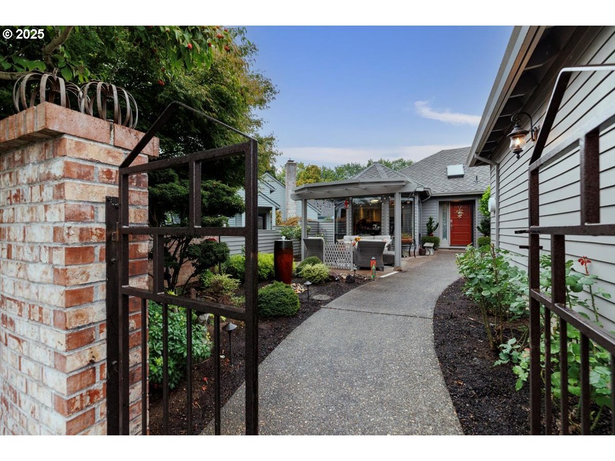 7463 SW LAKESIDE LOOP