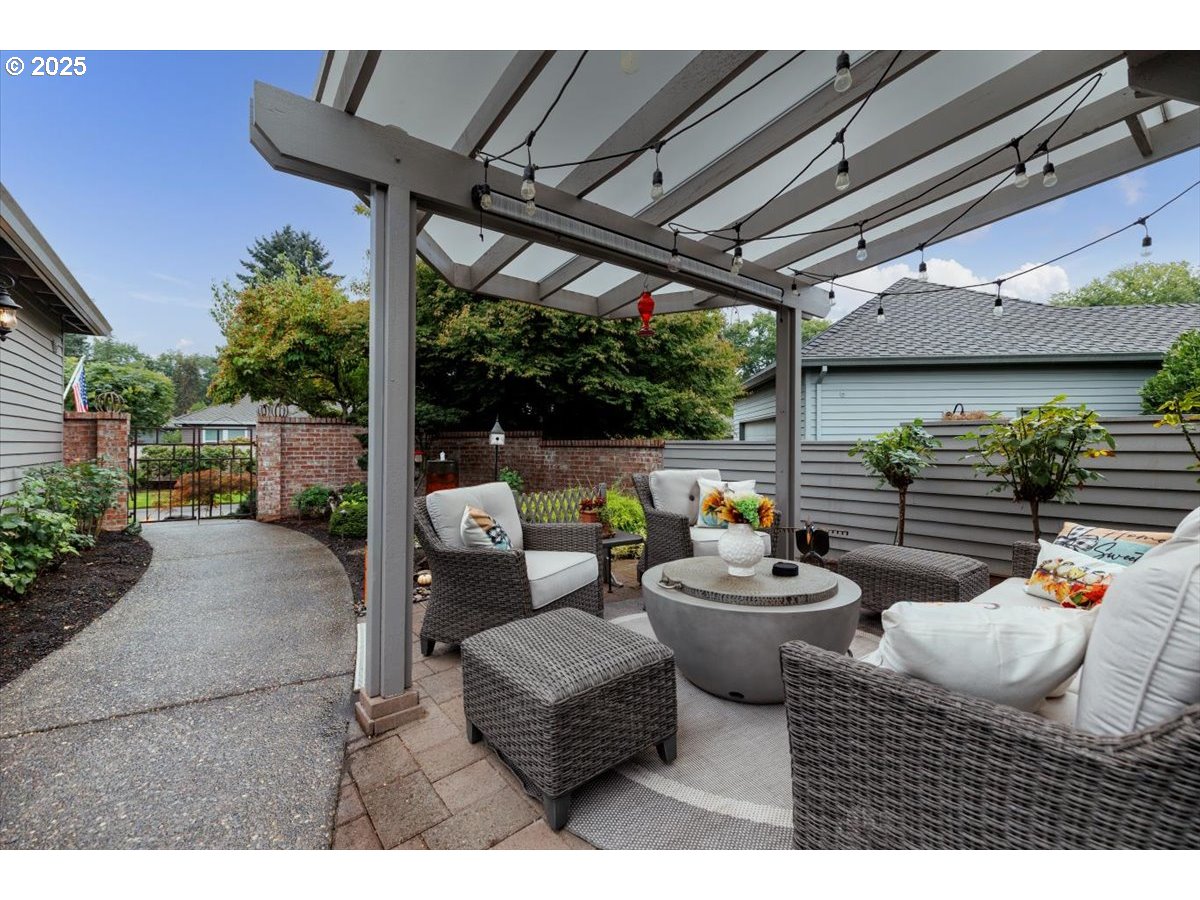 7463 SW LAKESIDE LOOP