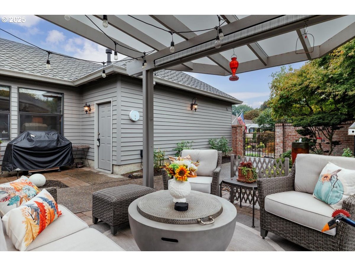 7463 SW LAKESIDE LOOP