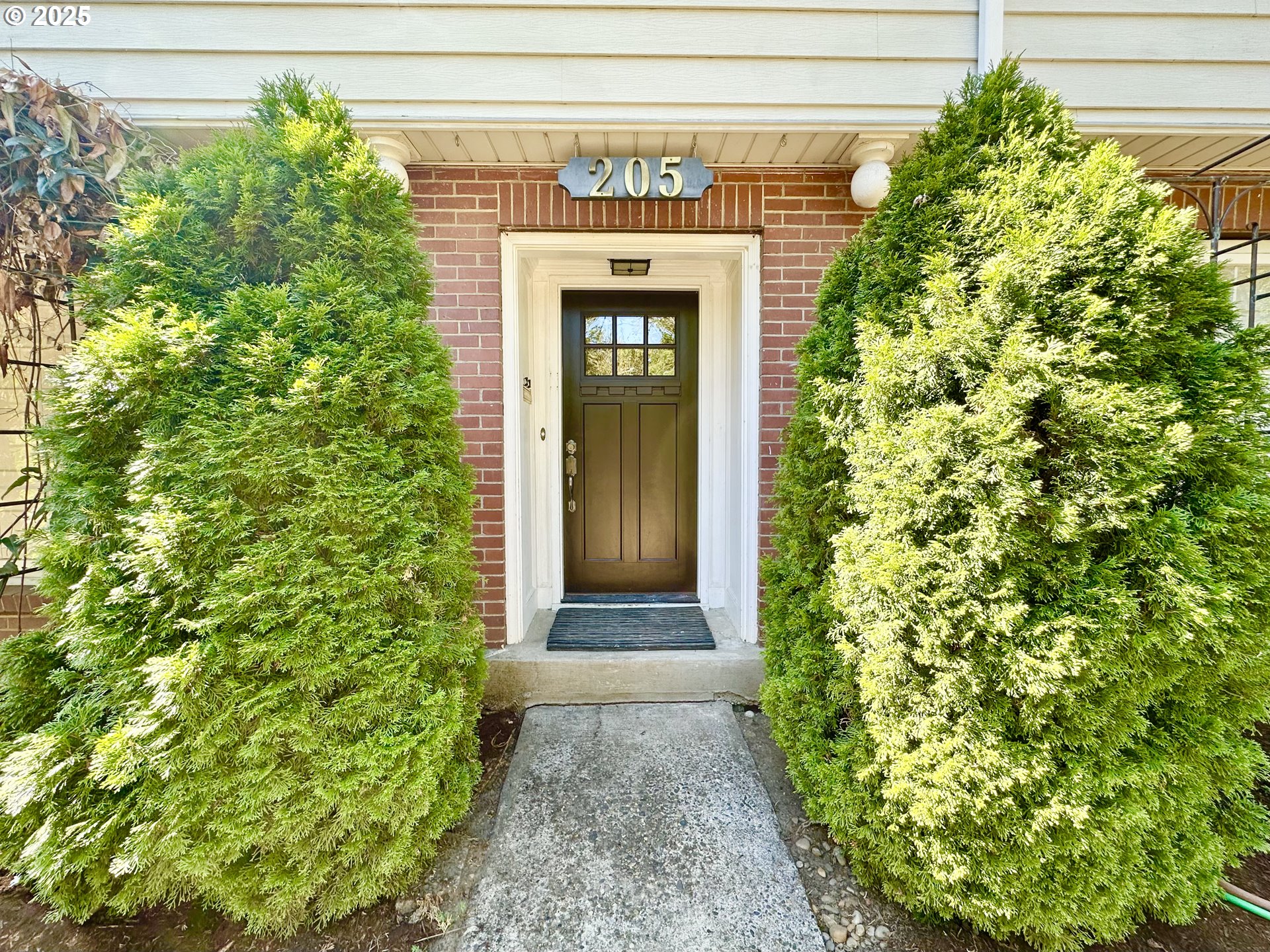 205 NE BILLINGHER DR