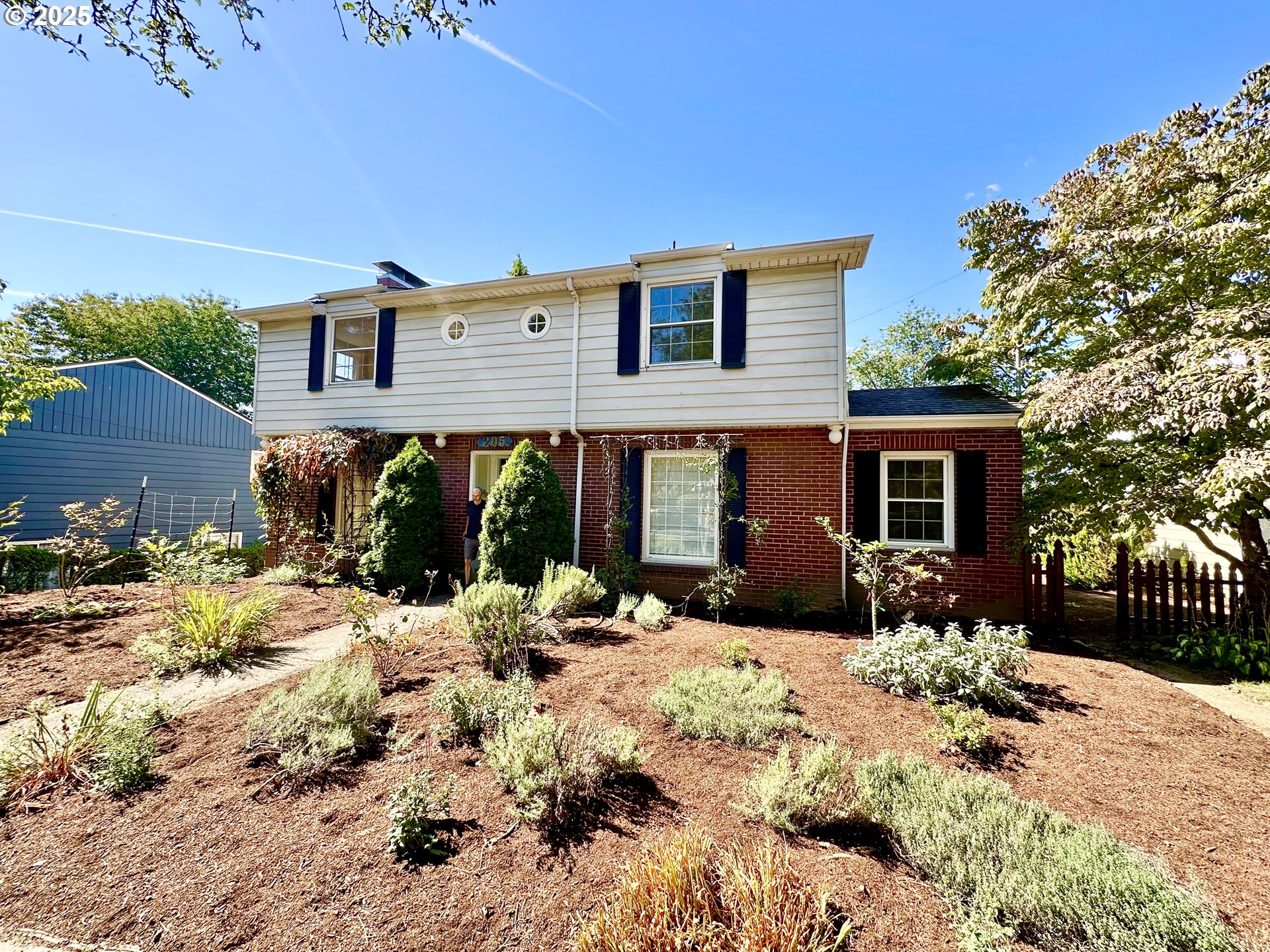 205 NE BILLINGHER DR