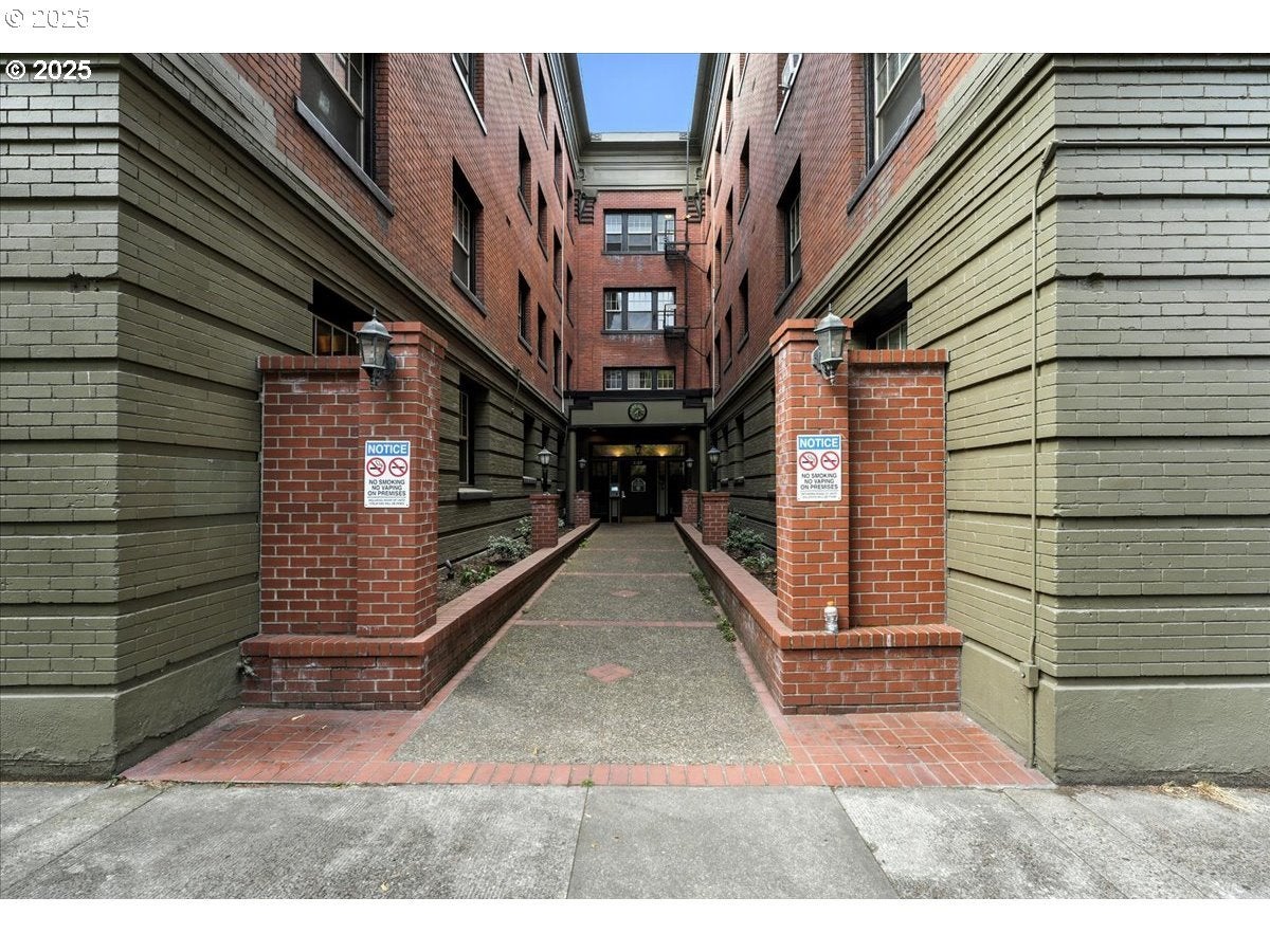 2109 NW IRVING ST 304