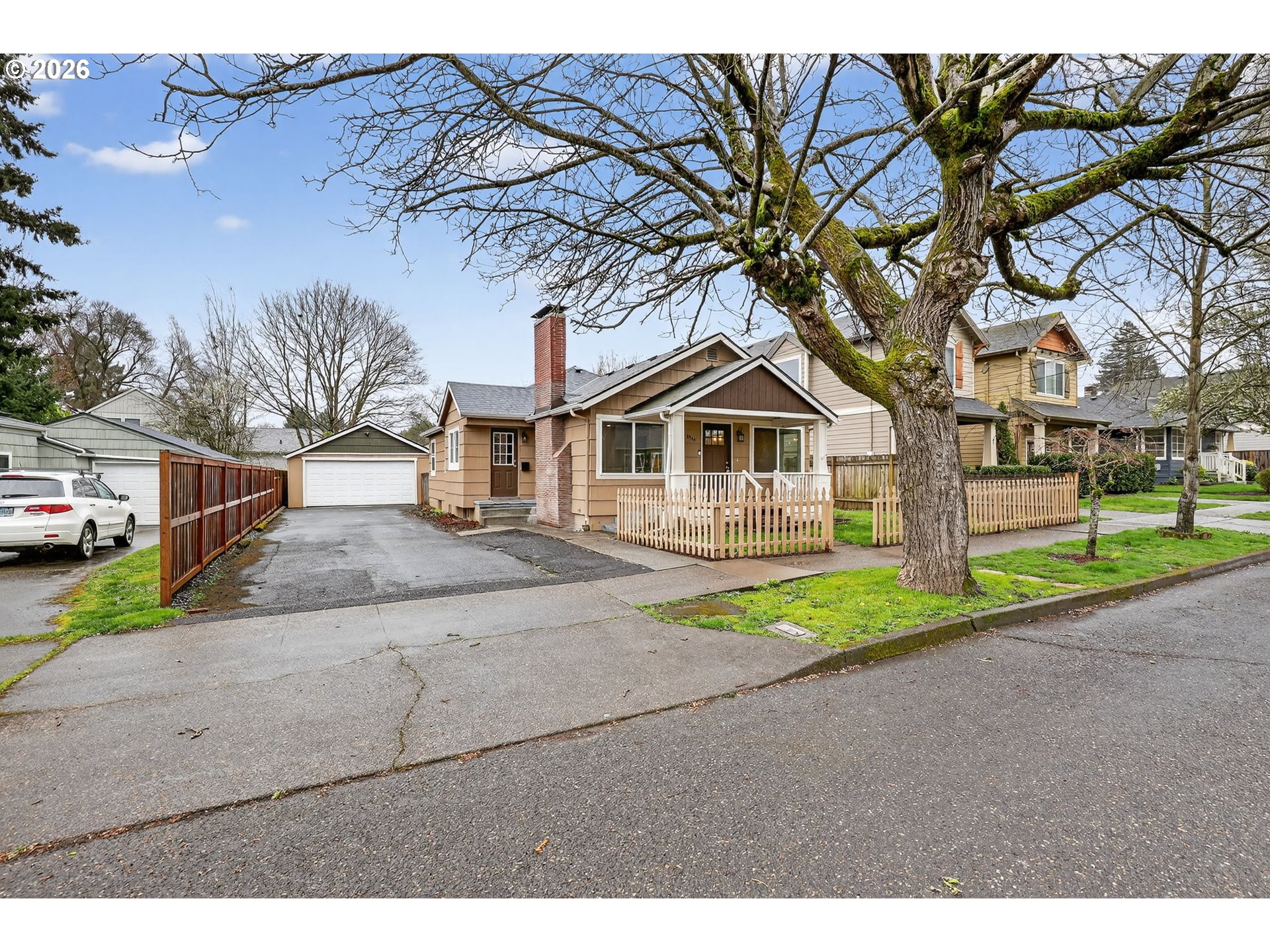 8944 N CLARENDON AVE