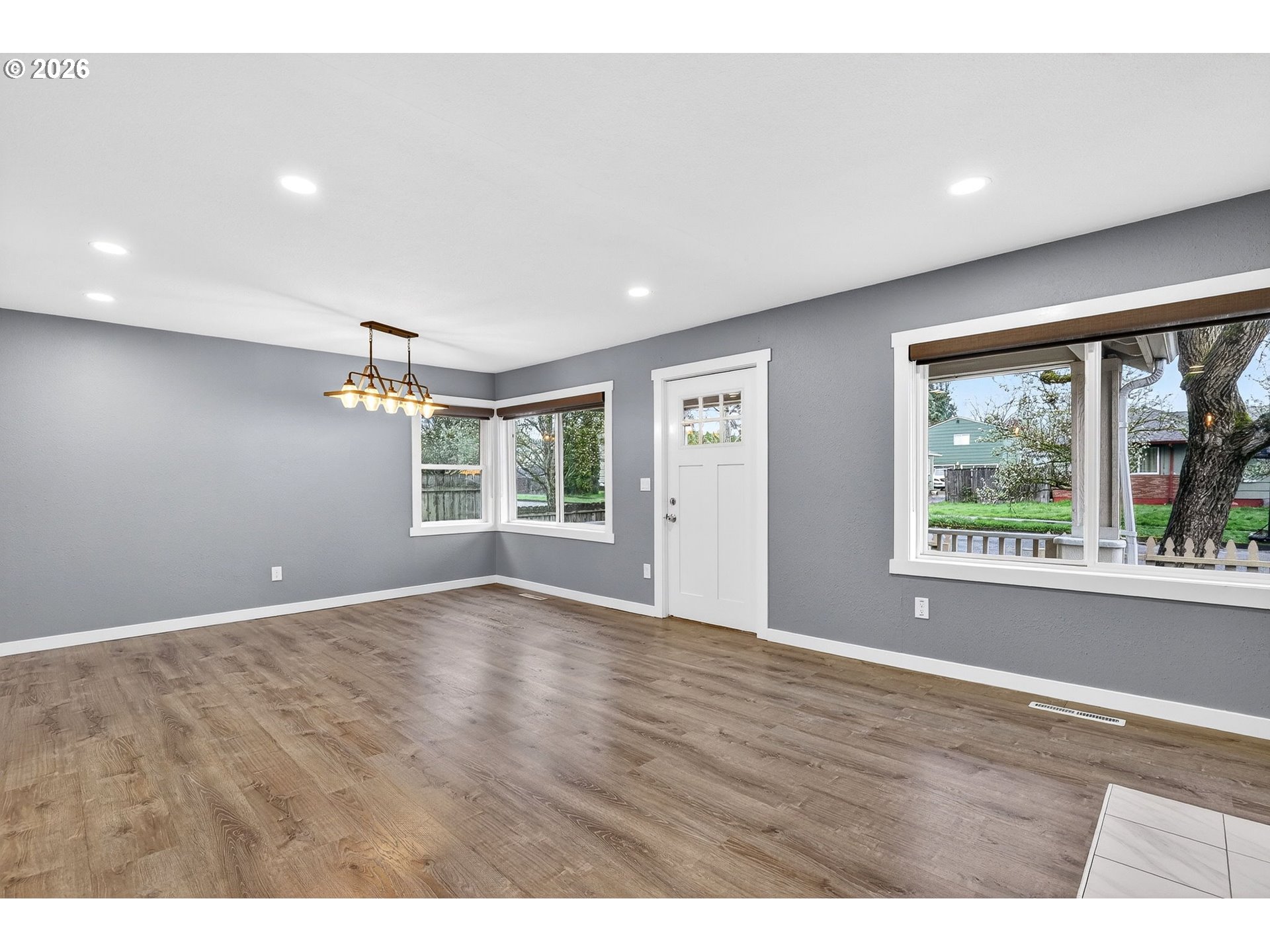 8944 N CLARENDON AVE