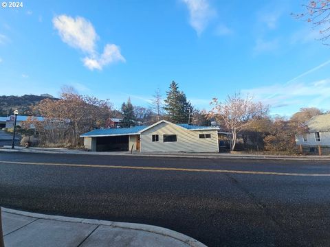 A home in Maupin