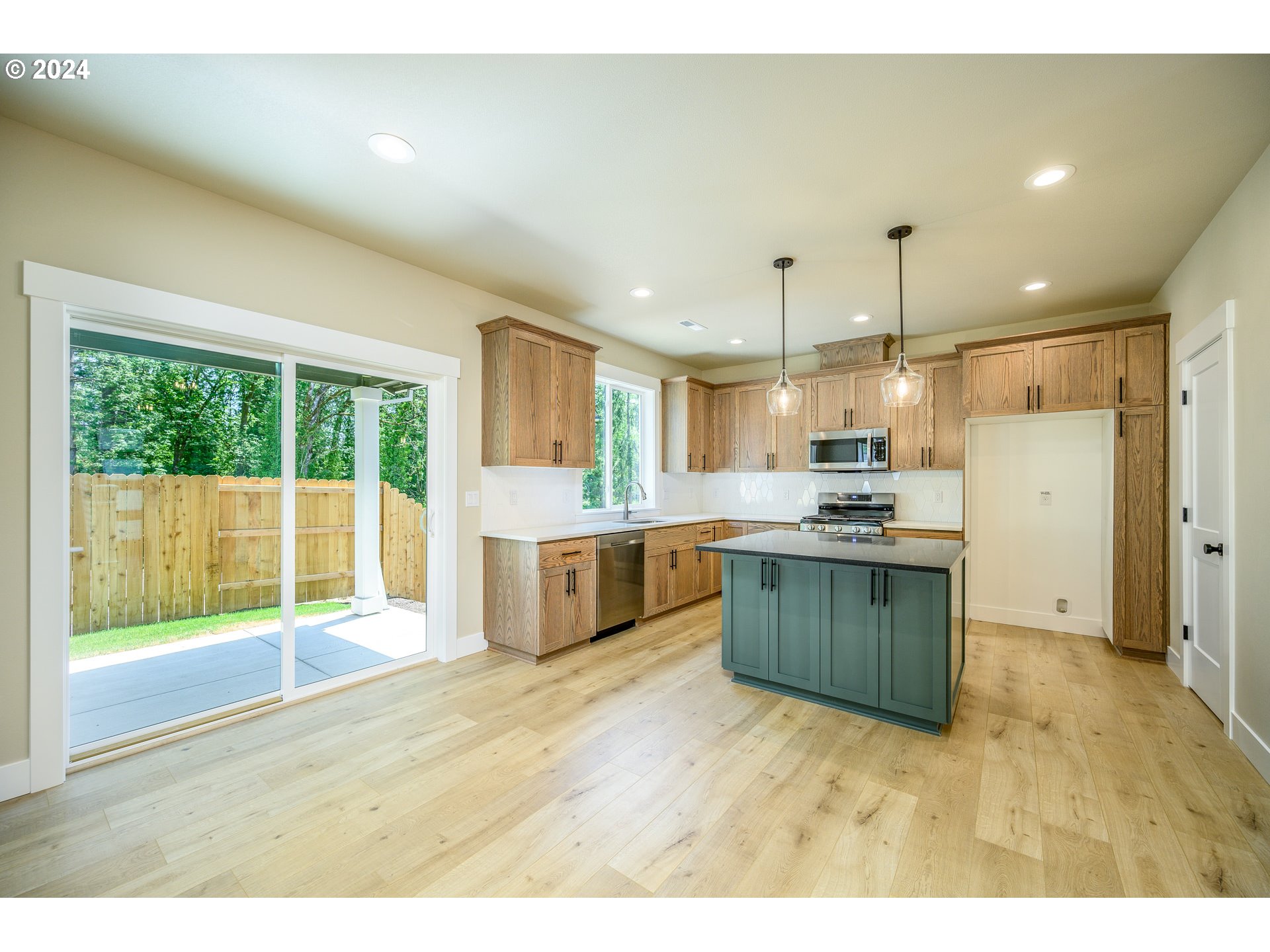 Newberg, Oregon 97132, United States, 4 Bedrooms Bedrooms, ,3 BathroomsBathrooms,Residential,Active,26449