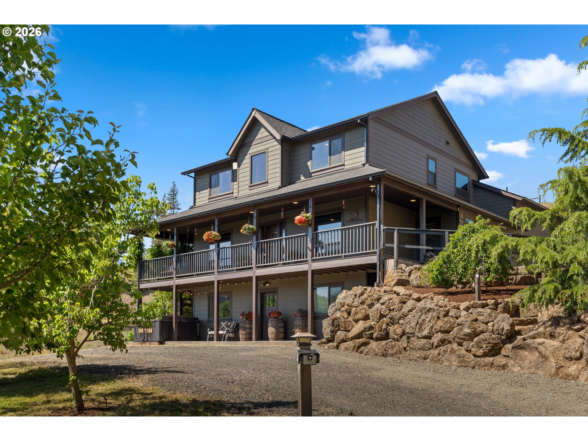 1717 HOOD RIVER RD