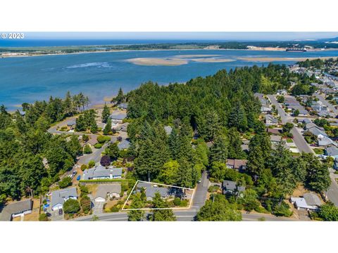 900 SEABREEZE TER Coos Bay OR 97420