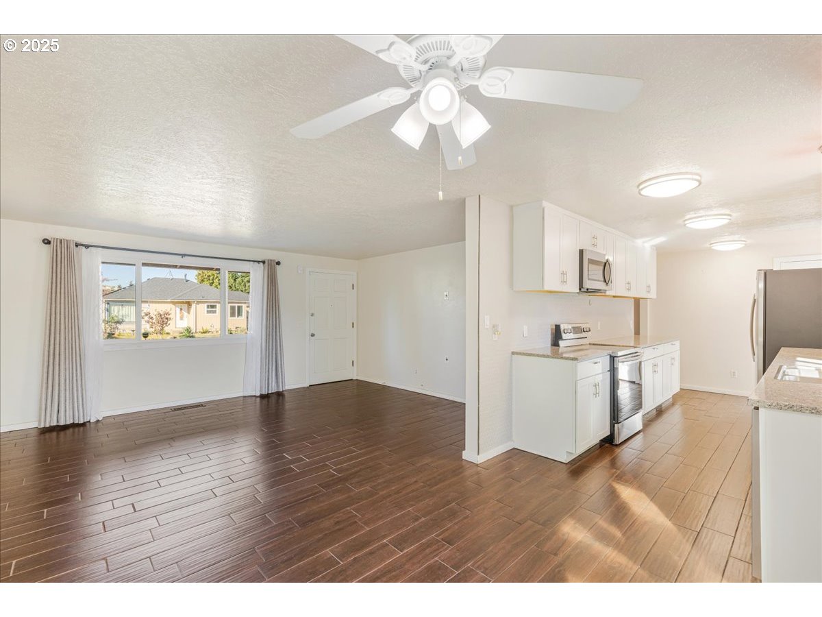 Portland, Oregon 97233, United States, 3 Bedrooms Bedrooms, ,3 BathroomsBathrooms,Residential,Active,228668