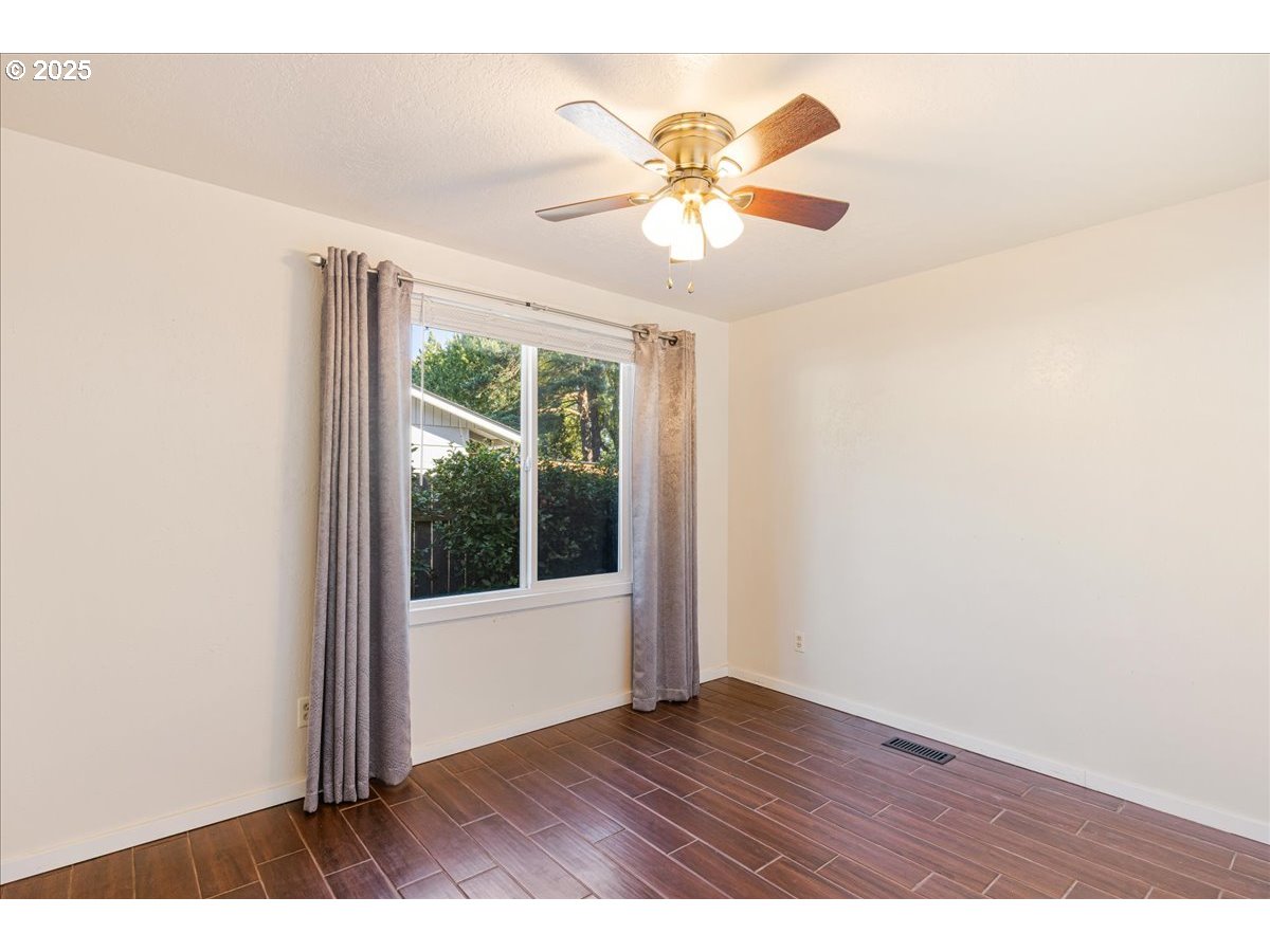 Portland, Oregon 97233, United States, 3 Bedrooms Bedrooms, ,3 BathroomsBathrooms,Residential,Active,228668