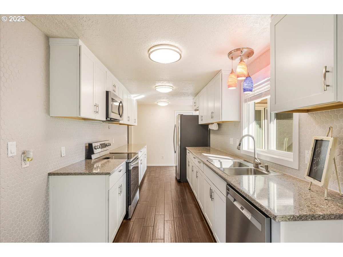 Portland, Oregon 97233, United States, 3 Bedrooms Bedrooms, ,3 BathroomsBathrooms,Residential,Active,228668