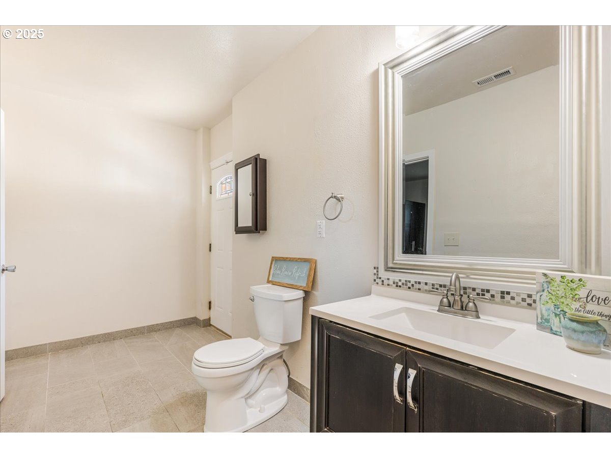 Portland, Oregon 97233, United States, 3 Bedrooms Bedrooms, ,3 BathroomsBathrooms,Residential,Active,228668