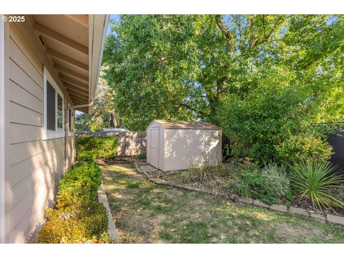 Portland, Oregon 97233, United States, 3 Bedrooms Bedrooms, ,3 BathroomsBathrooms,Residential,Active,228668